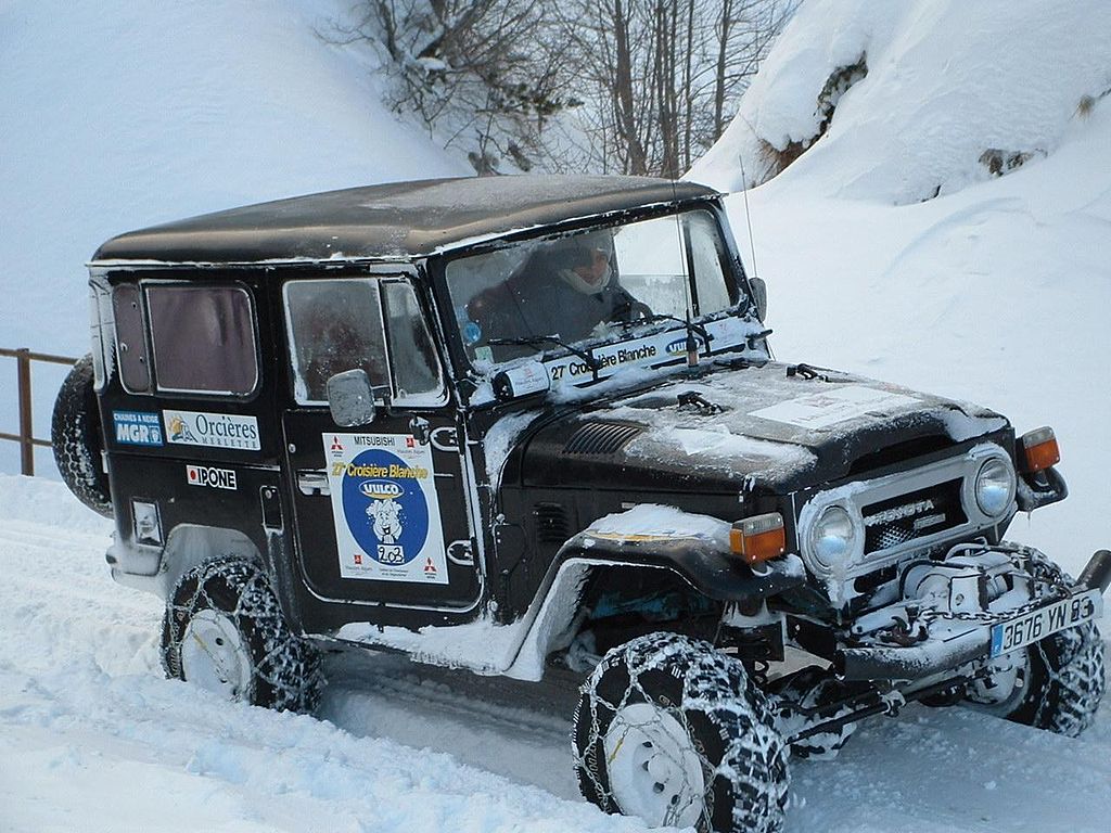 Land Cruiser in snow